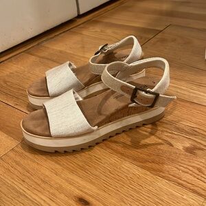 Tom’s sandals with straps and a buckle , cute & comfortable in beige, used